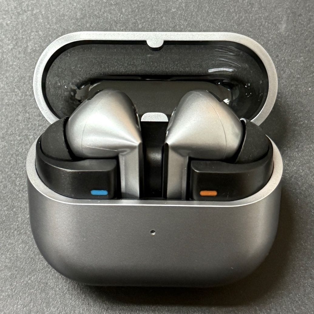 In-Ear Smart noise canceling Bluetooth earbud 